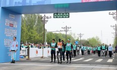 九游体育:记者手记：“人机共跑”，拉近与未来的距离