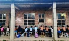 九游:铁皮房、土操场，这里有一座“筑梦”摔跤馆